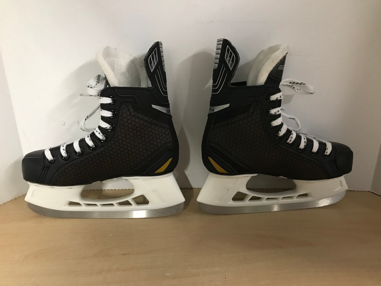Hockey Skates Child Size 3 Shoe Size Bauer Supreme One.4 New Demo Model