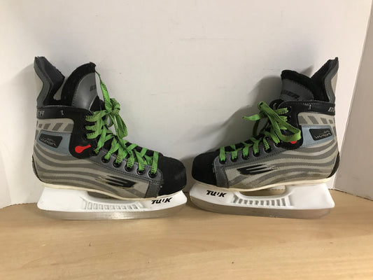 Hockey Skates Child Size 3 Shoe Size Bauer Vapor