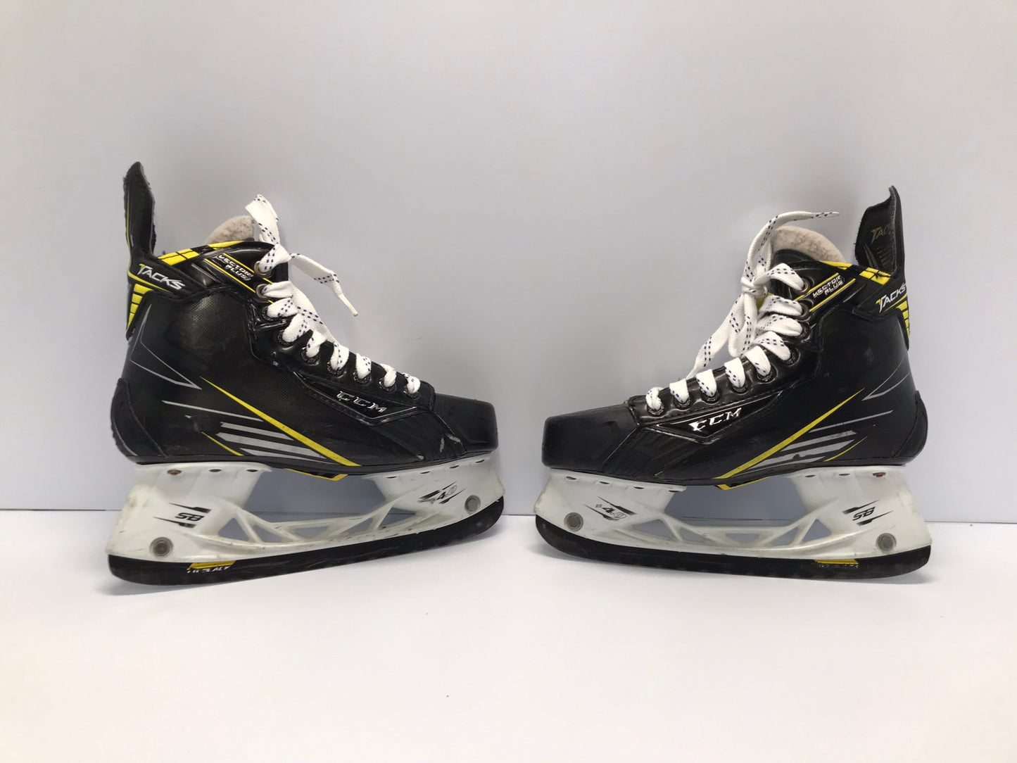 Hockey Skates Child Size 6.5 Junior Shoe Size CCM Tacks Vector Plus Outstanding Quality