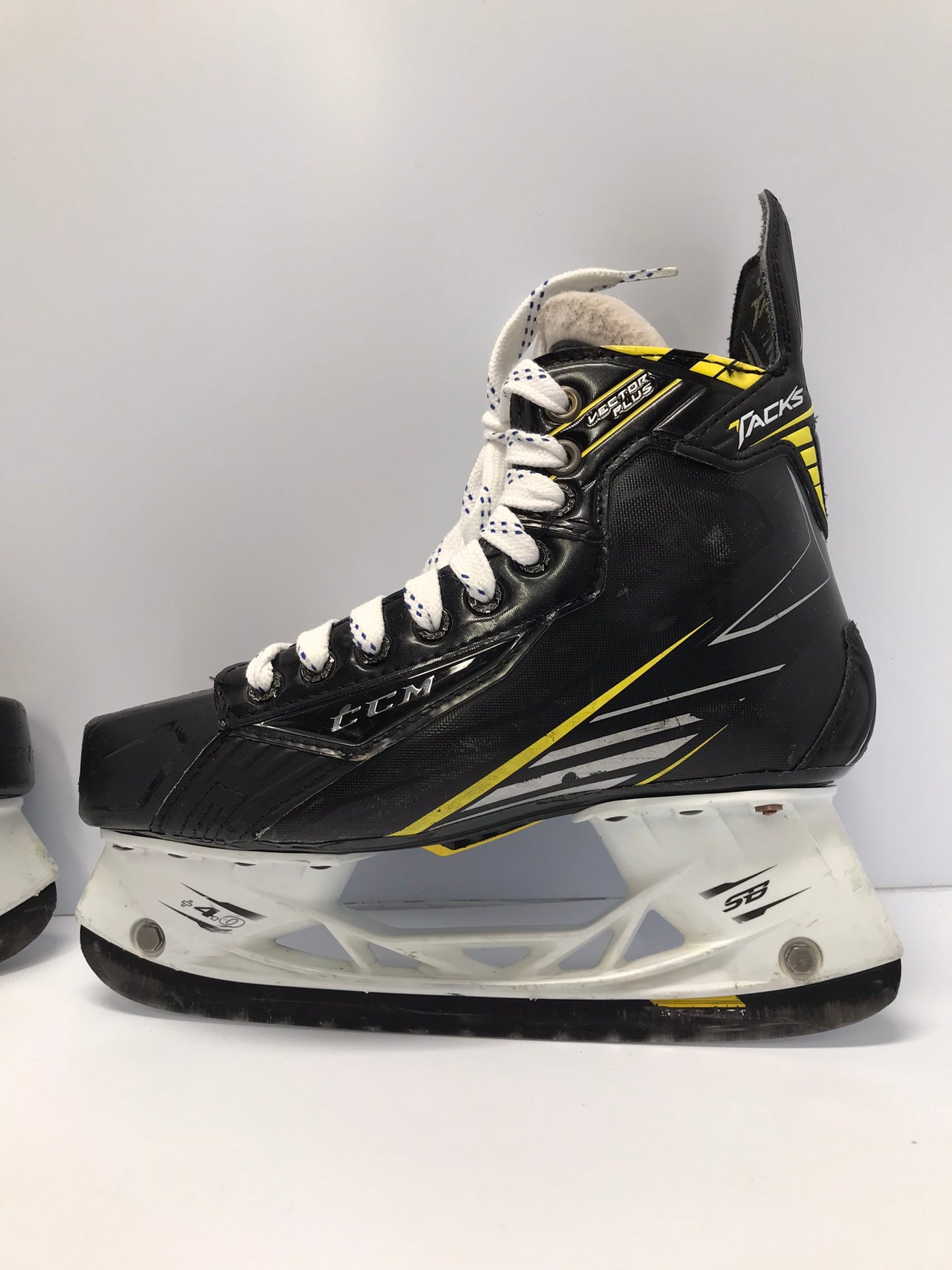 Hockey Skates Child Size 6.5 Junior Shoe Size CCM Tacks Vector Plus Outstanding Quality