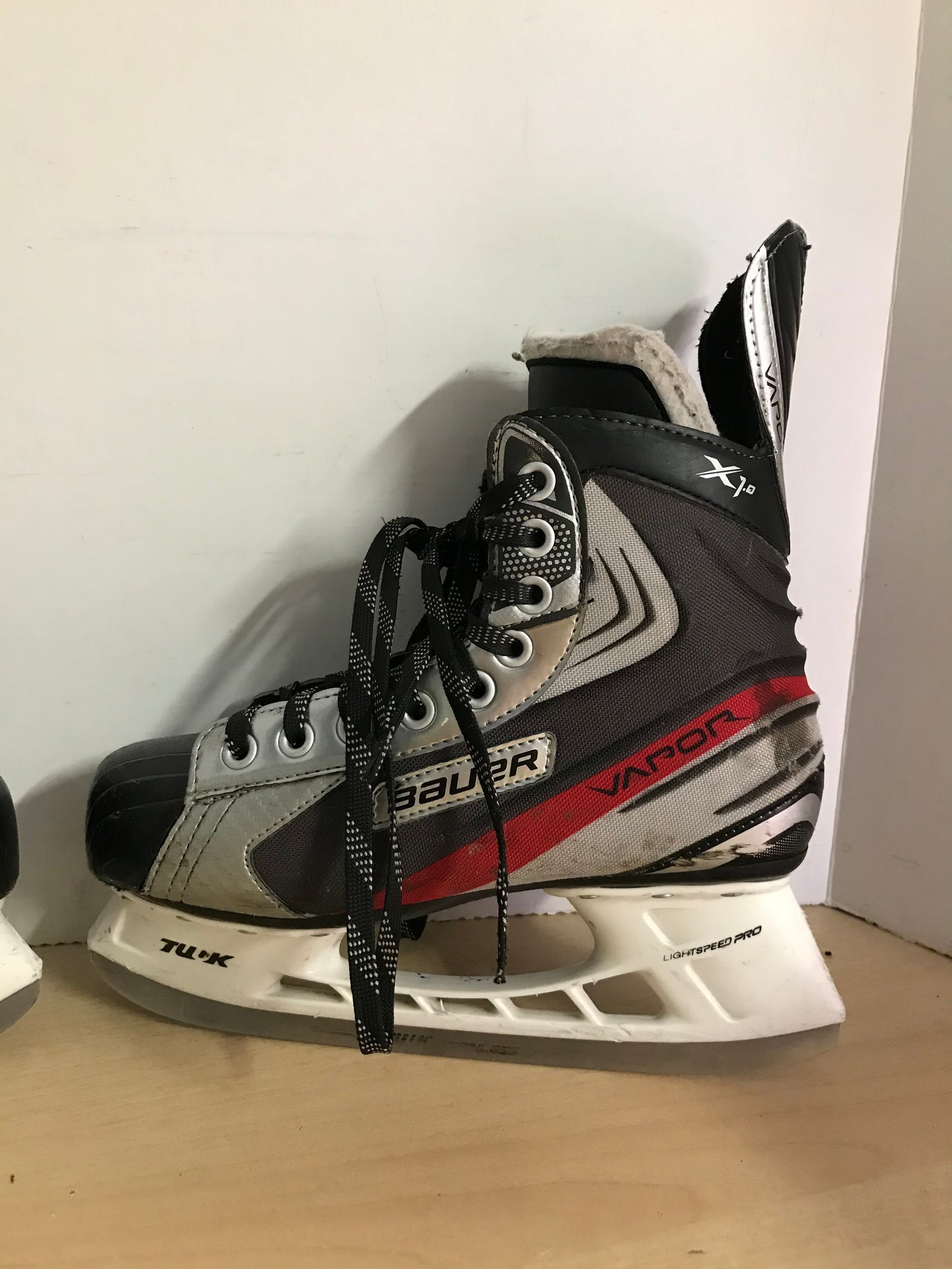 Hockey Skates Child Size 6 Junior Shoe Size Bauer Vapor X1.0 Minor Wear and Marks