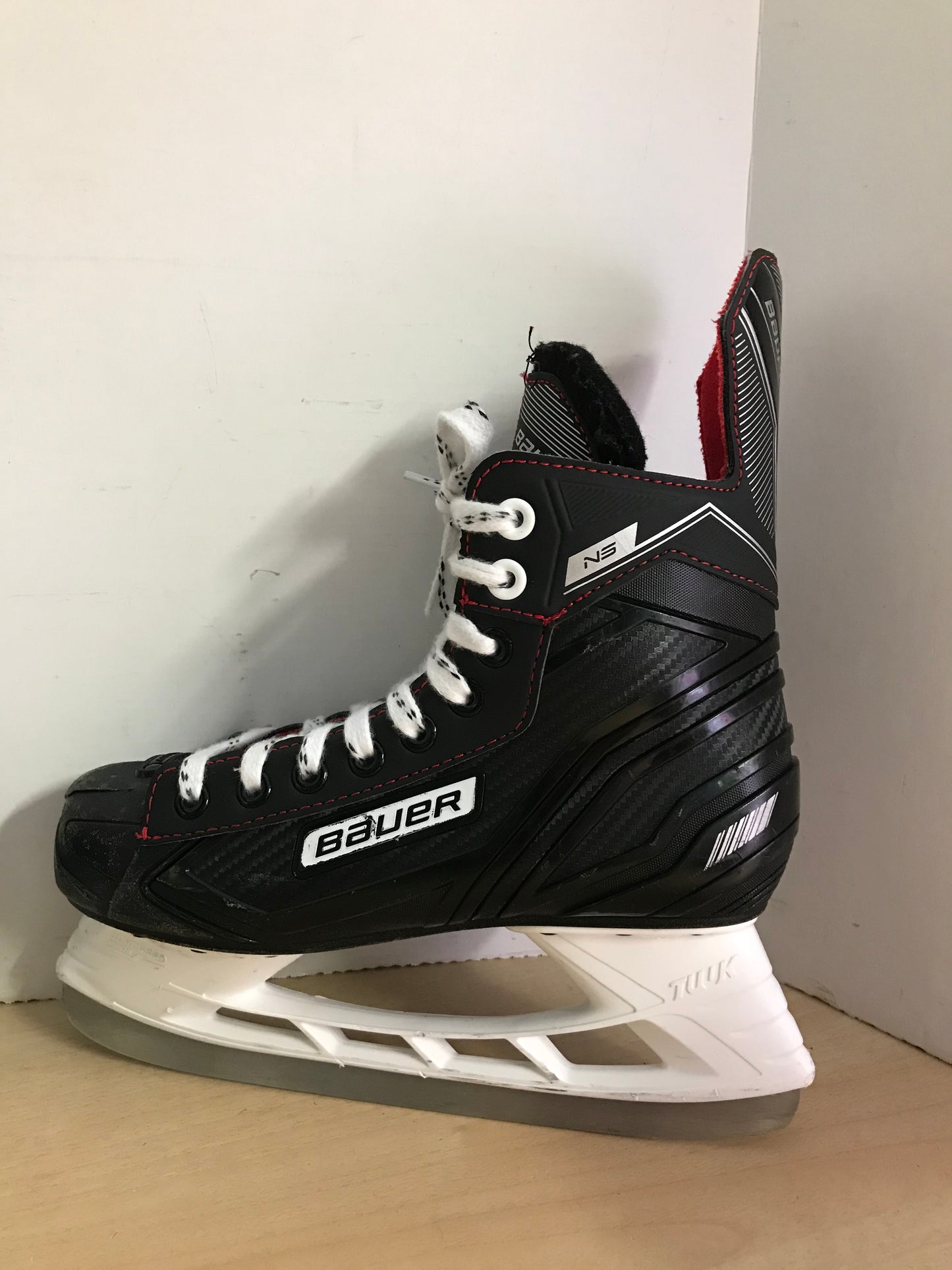 Hockey Skates Child Size 6 Youth Shoe Size Bauer NS Excellent