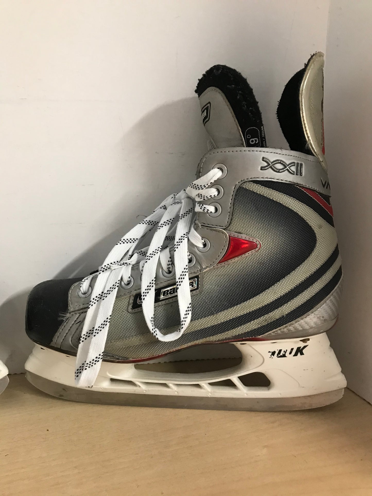 Hockey Skates Men's Size 10.5 Shoe Size Bauer Vapor XXII Excellent