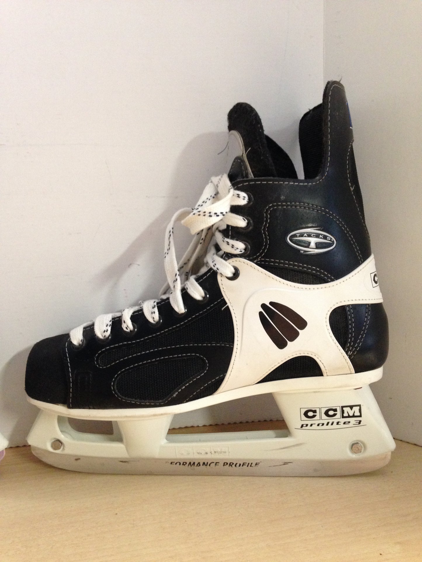 Hockey Skates Men's Size 10 Shoe Size CCM Tacks 152 Excellent
