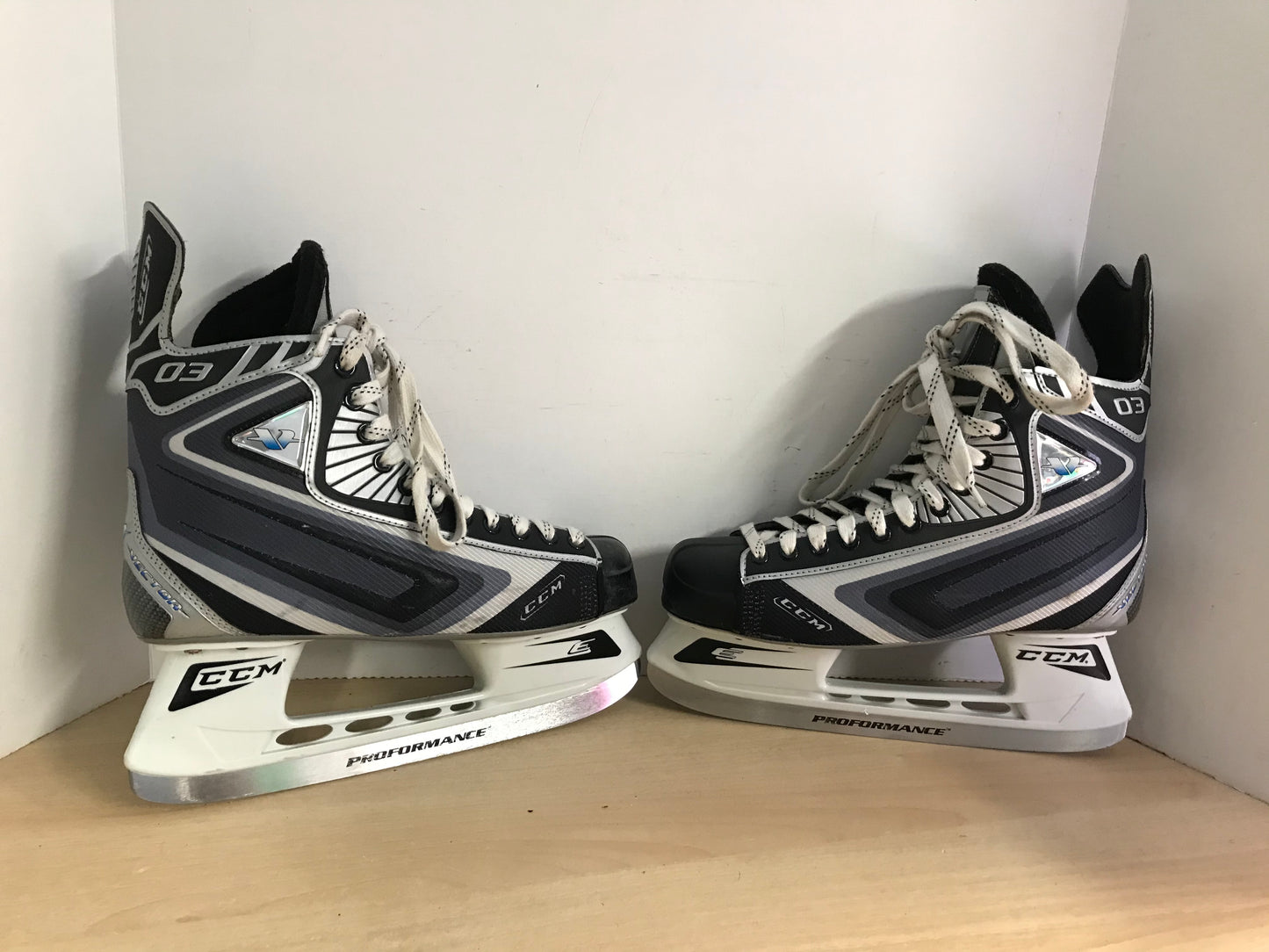 Hockey Skates Men's Size 11.5 Shoe Size CCM Vector Excellent