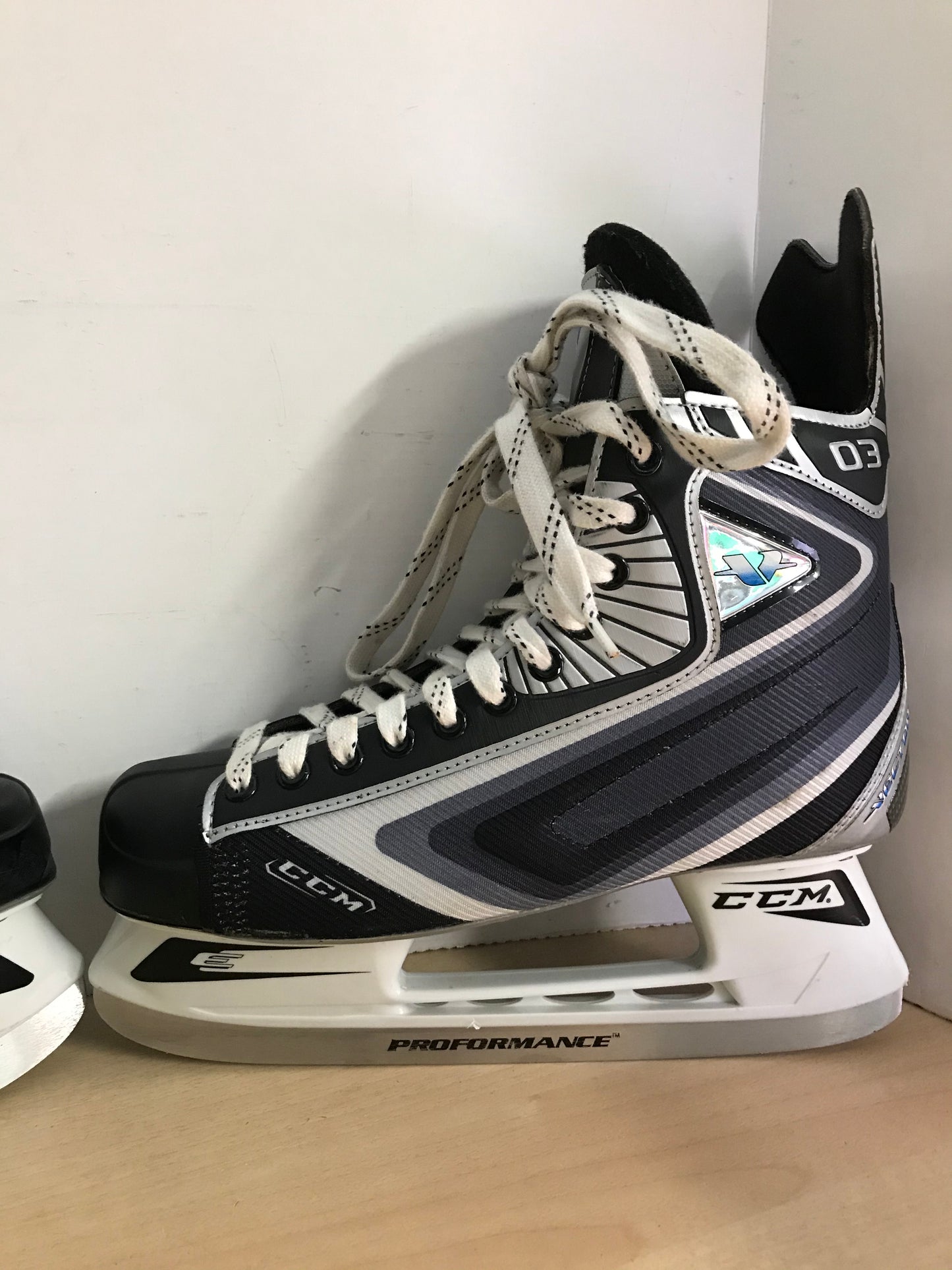 Hockey Skates Men's Size 11.5 Shoe Size CCM Vector Excellent