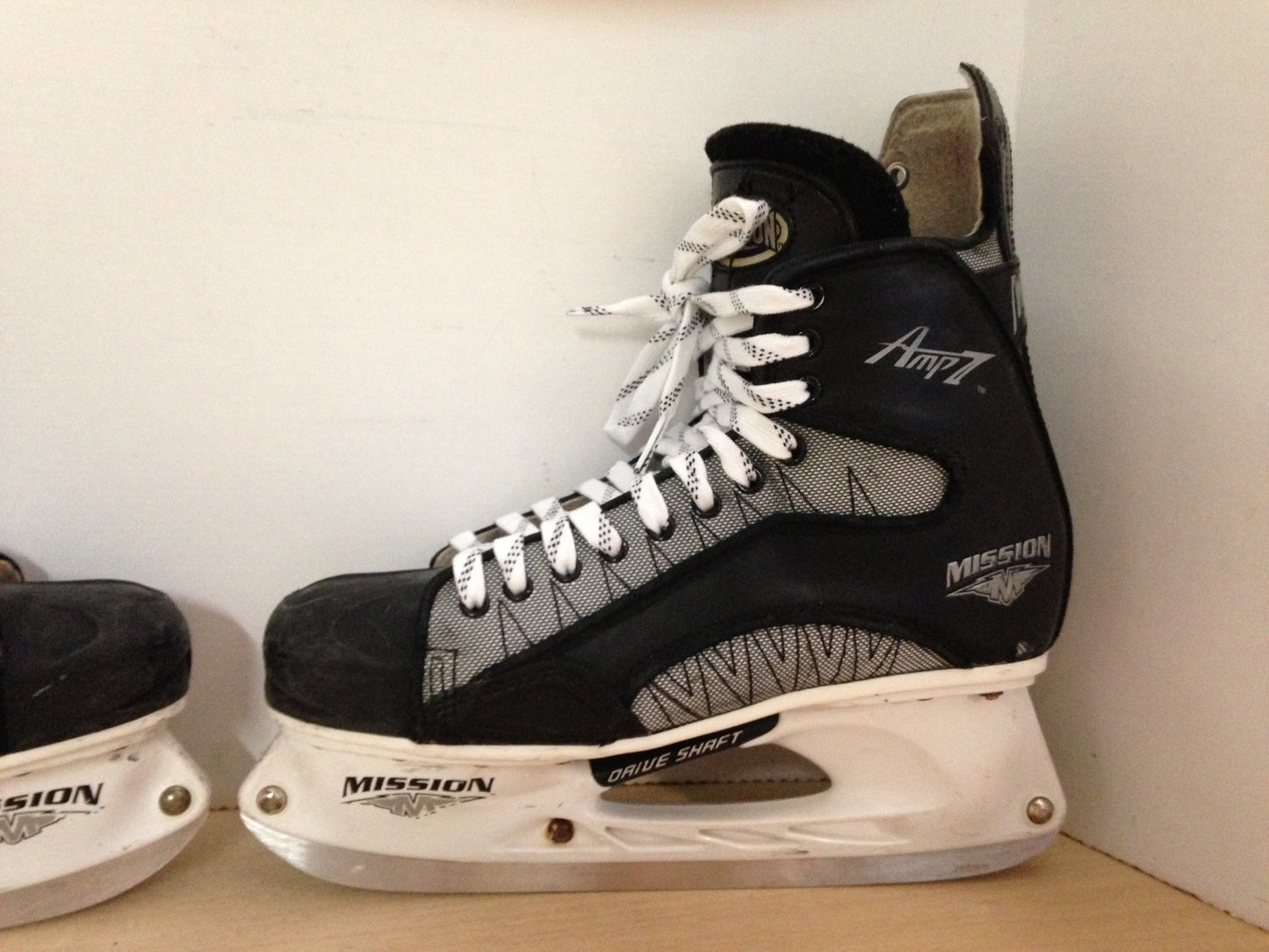 Hockey Skates Men's Size 11 Shoe Size Mission Amp 7 Fantastic Quality