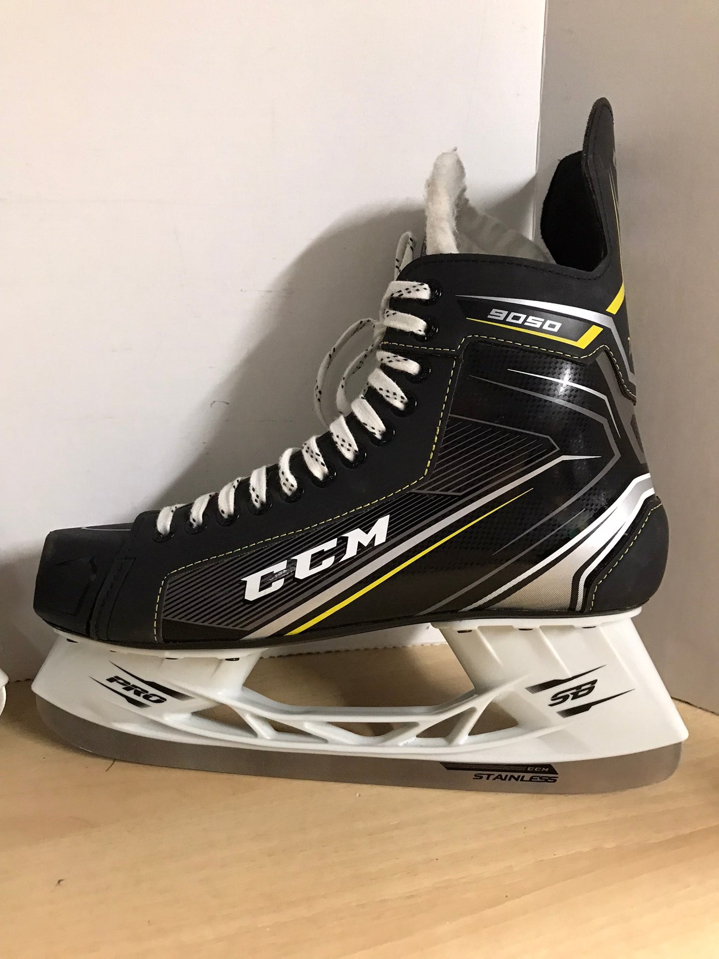 Hockey Skates Men's Size 13.5 Shoe Size CCM Tacks New Demo Model
