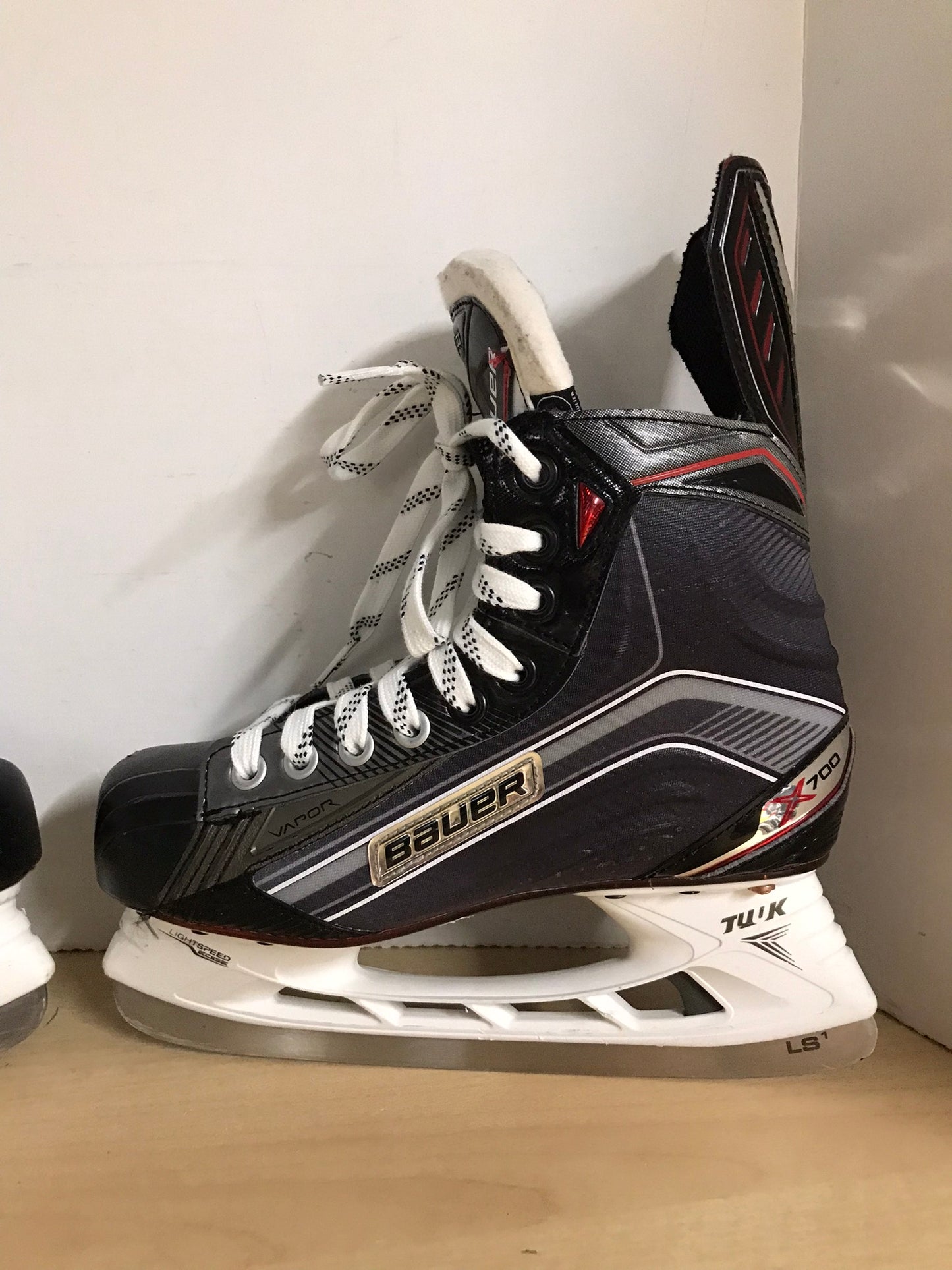 Hockey Skates Men's Size 6 Shoe Size Bauer Vapor X700 New Demo Model