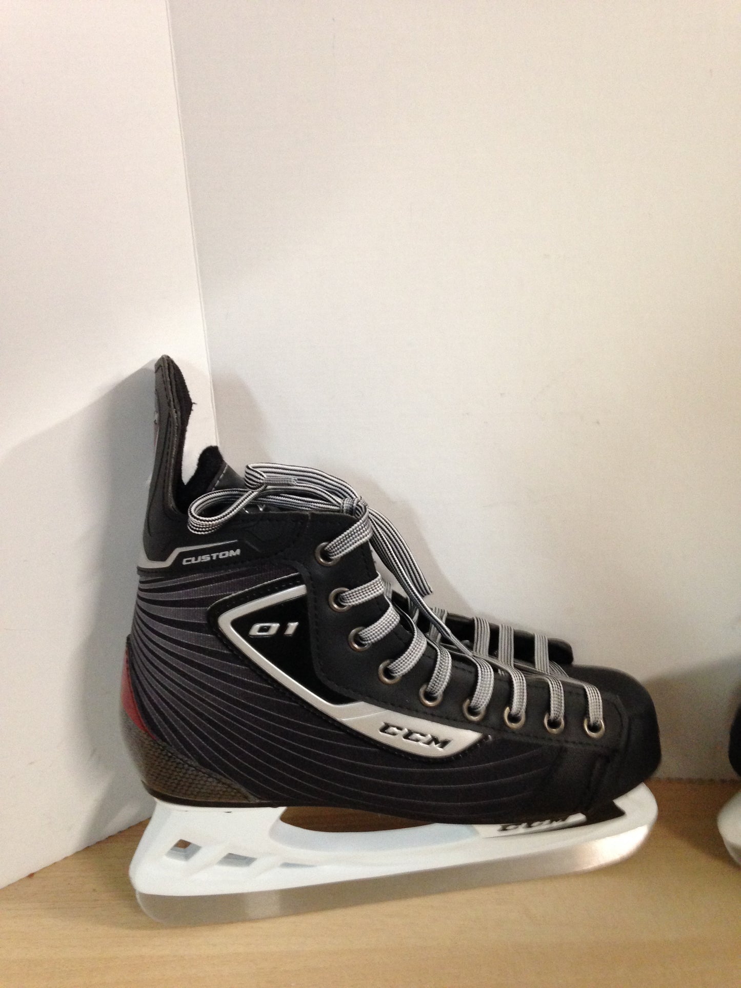 Hockey Skates Men's Size 6 Shoe Size CCM Custom New Demo Model