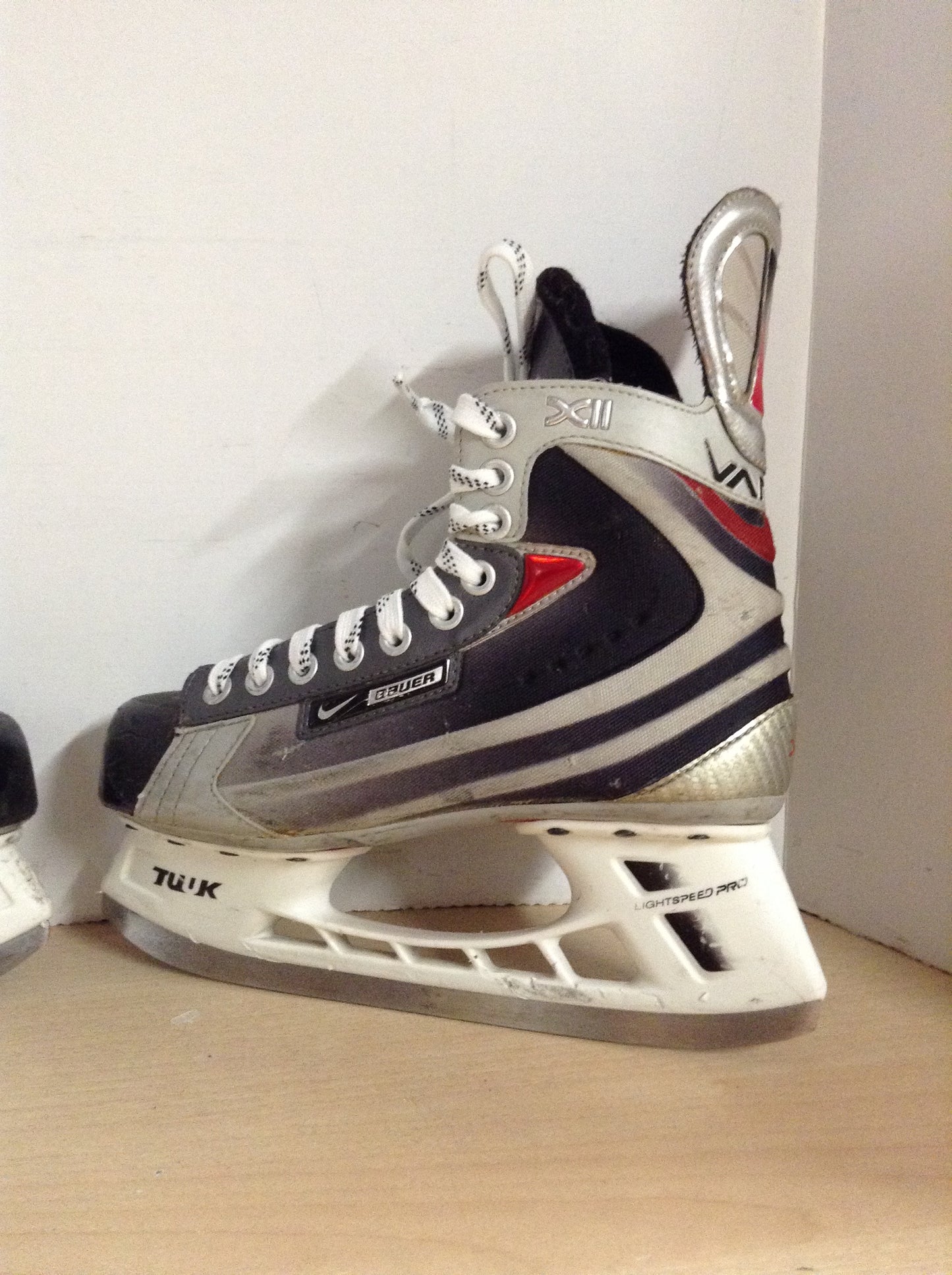Hockey Skates Men's Size 7.5 Shoe Size Bauer Vapor Nike Minor Wear