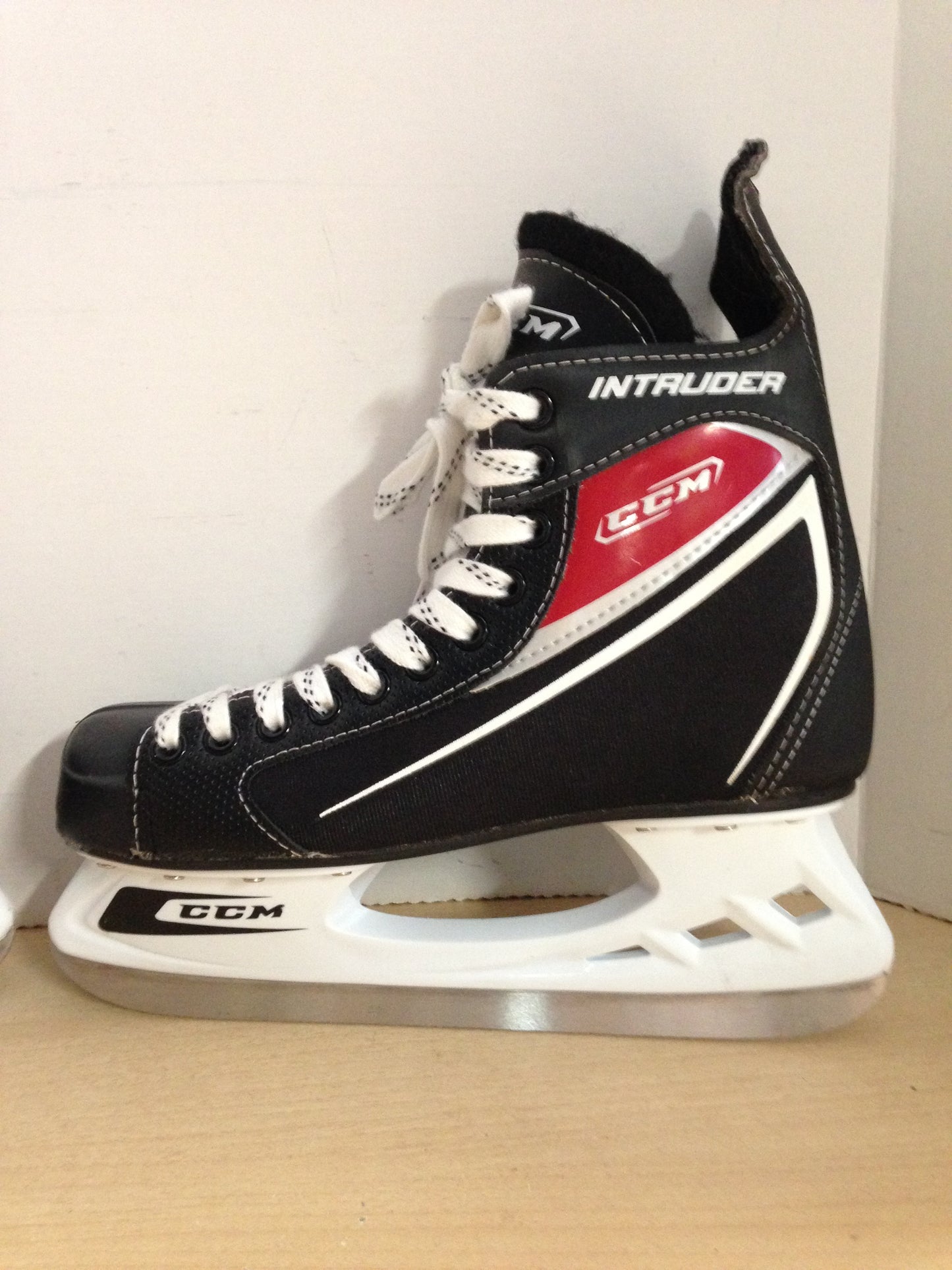Hockey Skates Men's Size 7 Shoe Size CCM Intruder Excellent