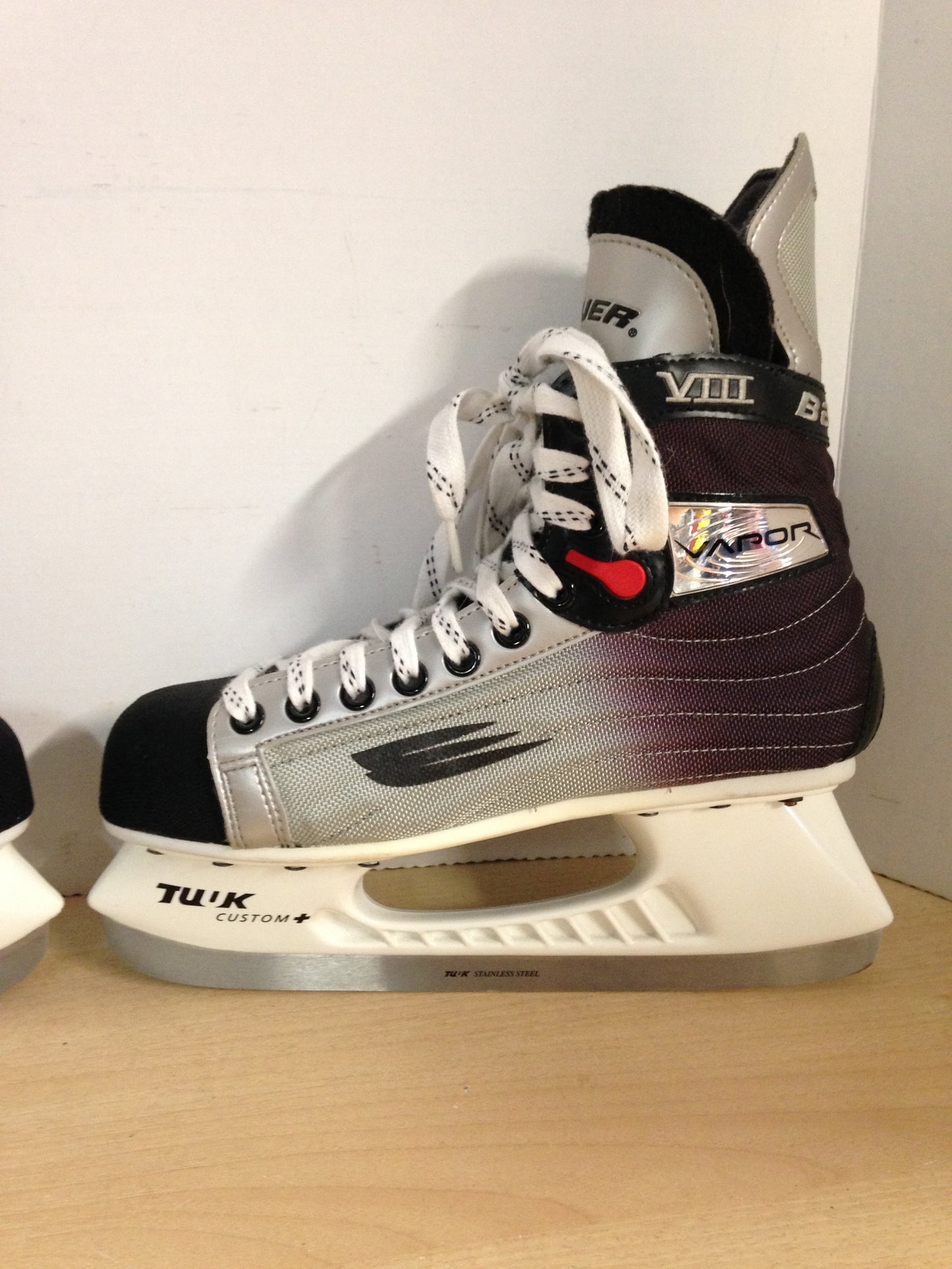 Hockey Skates Men's Size 8.5 Shoe Size Bauer Vapor VIII As New