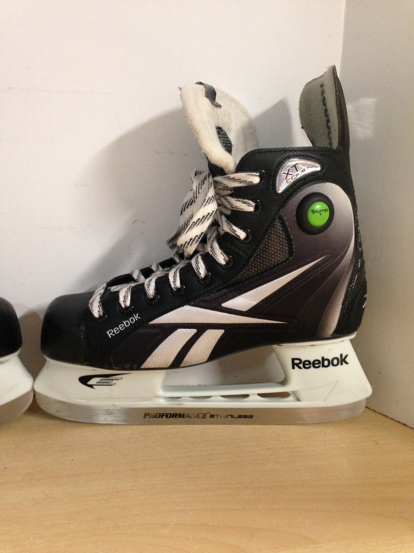 Hockey Skates Men's Size 8.5 Shoe Size Reebok Pump As New