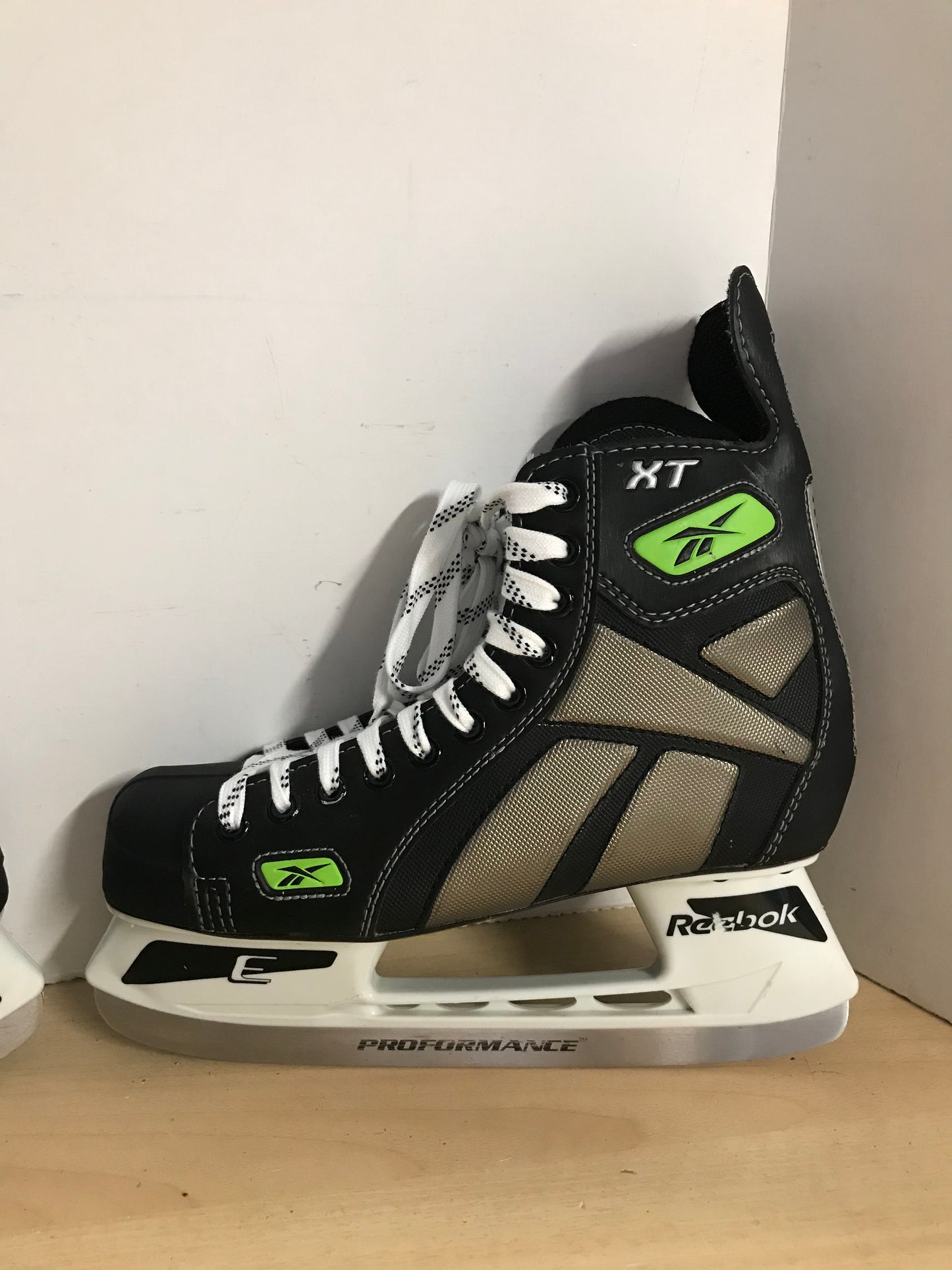Hockey Skates Men's Size 8.5 Shoe Size Reebok XT As New BD 6084