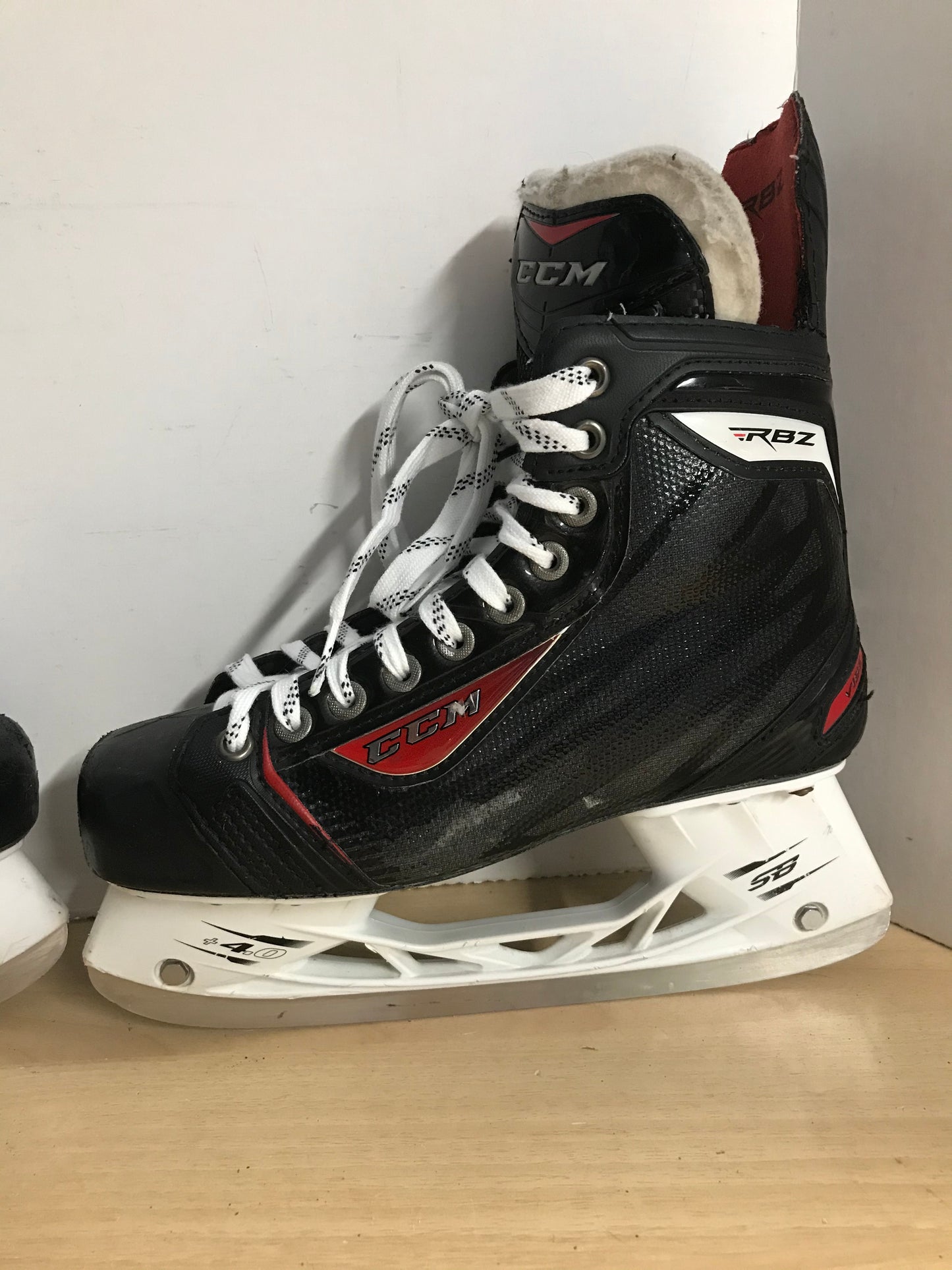 Hockey Skates Men's Size 8 Shoe 6.5 Skate Size CCM Vibe  BD 6084