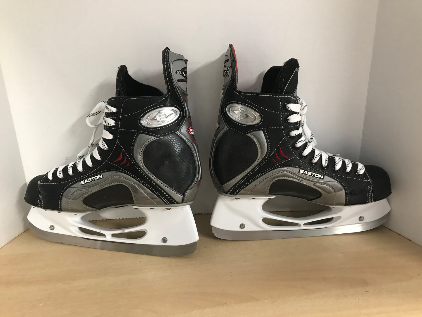 Hockey Skates Men's Size 9 EE Wide Shoe Size Easton 900 Bio Dry Excellent