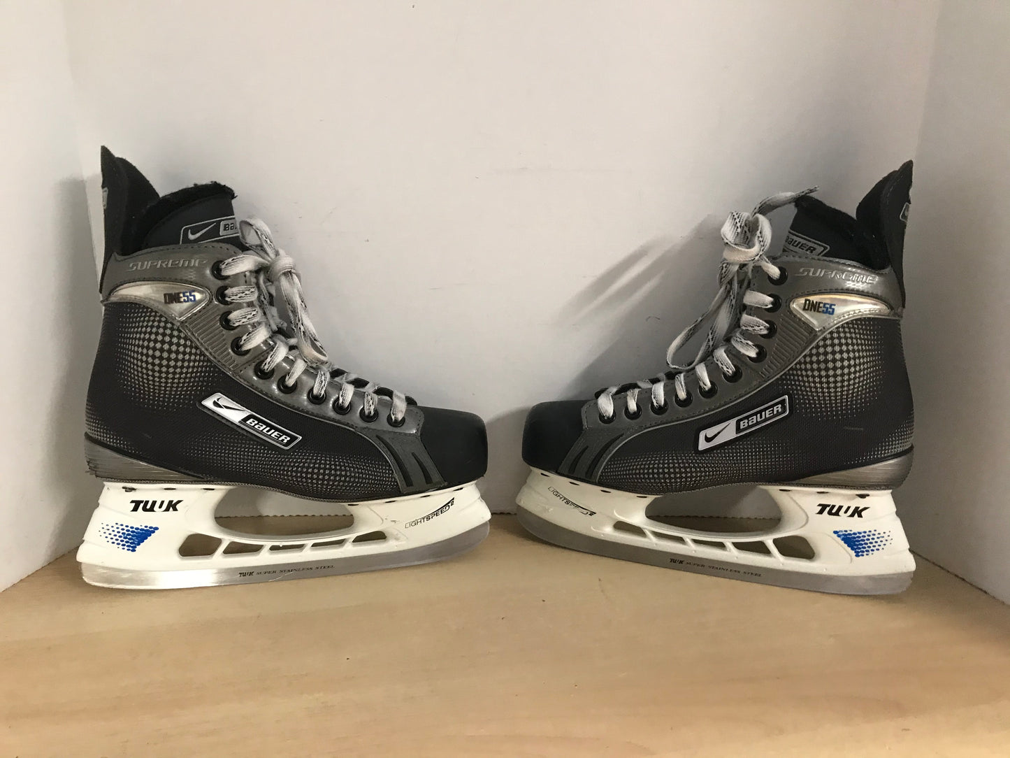 Hockey Skates Men's Size 9 Shoe Size Bauer Supreme One Excellent
