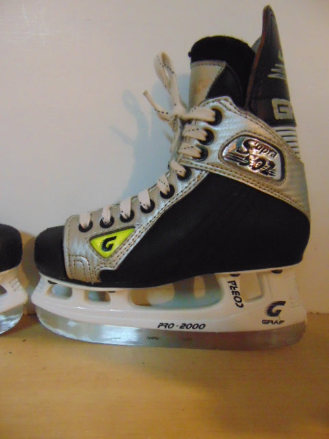 Hockey Skates Child Size 2.5 Shoe Size Graf Excellent Quality