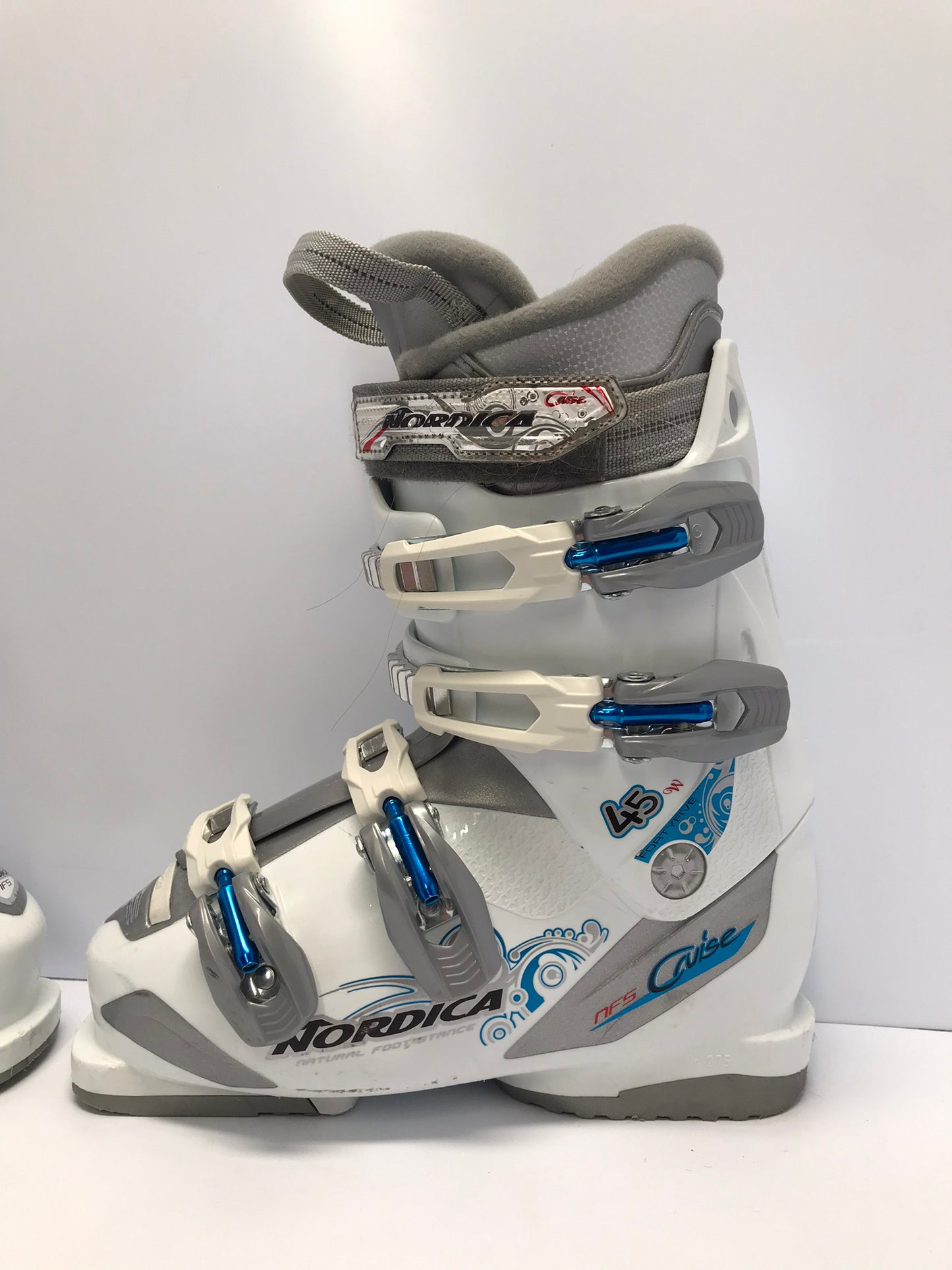 Ski Boots Mondo Size 23.5 Ladies Size 8.5 275 mm Nordica Cruise White Blue Silver
