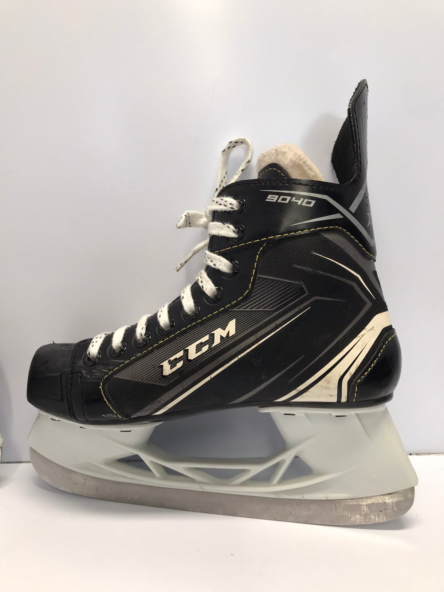 Hockey Skates Child Size 3 Shoe Size CCM Tacks Excellent