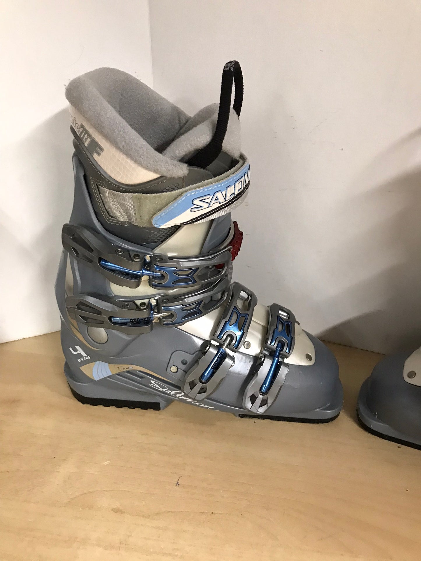 Ski Boots Mondo Size 24.0 Ladies Size 7 287 mm Salomon Grey Cream Blue Excellent