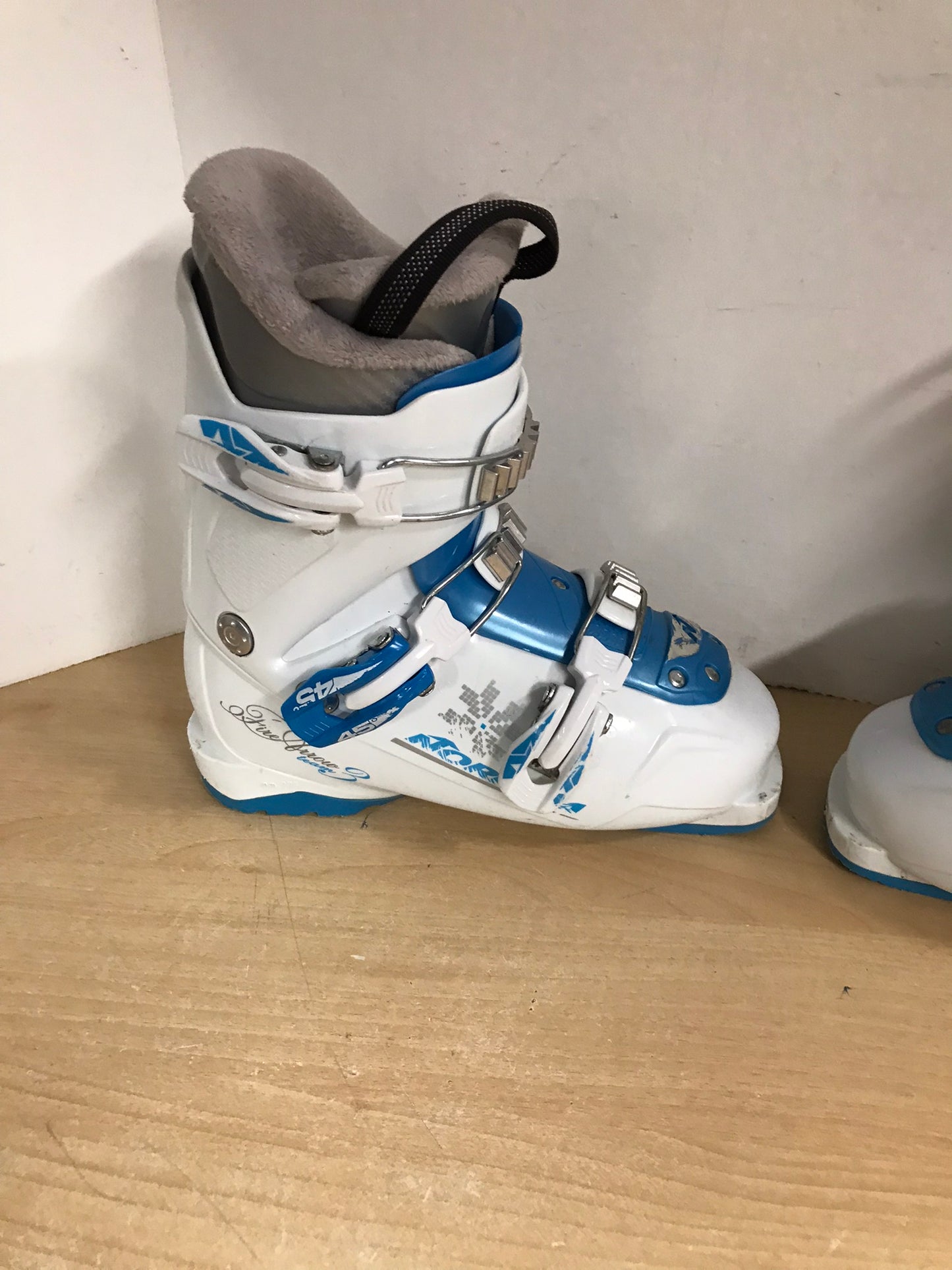 Ski Boots Mondo Size 23.5 Child Size 4-5 275 mm Nordica FireArrow White Blue