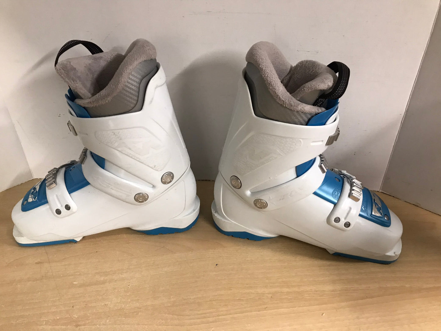 Ski Boots Mondo Size 23.5 Child Size 4-5 275 mm Nordica FireArrow White Blue