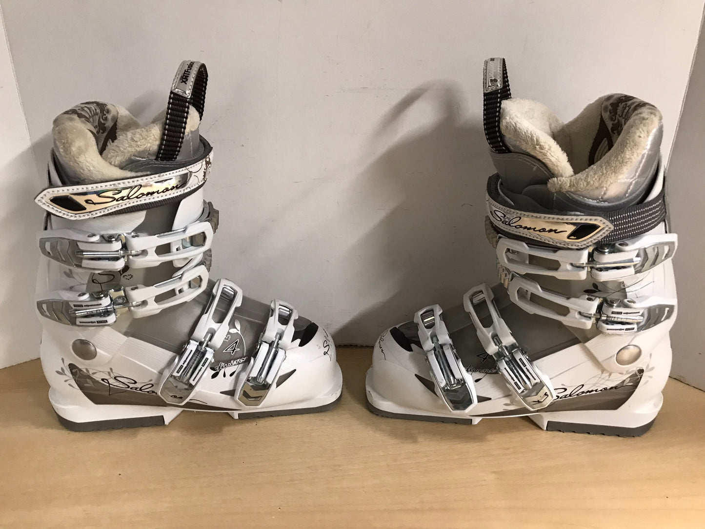 Ski Boots Mondo Size 23.5 Ladies Size 6 278 mm Salomon White Grey