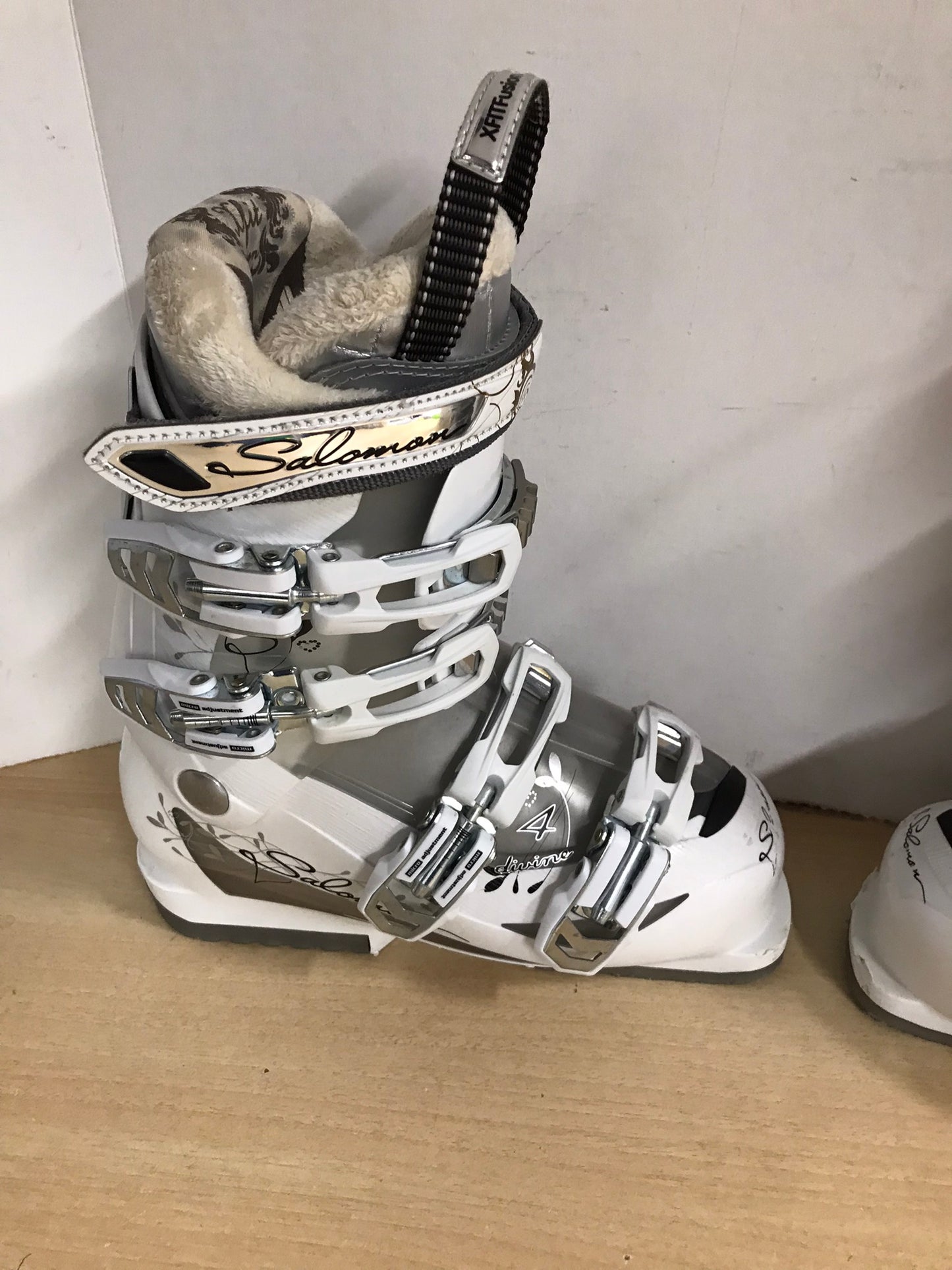 Ski Boots Mondo Size 23.5 Ladies Size 6 278 mm Salomon White Grey