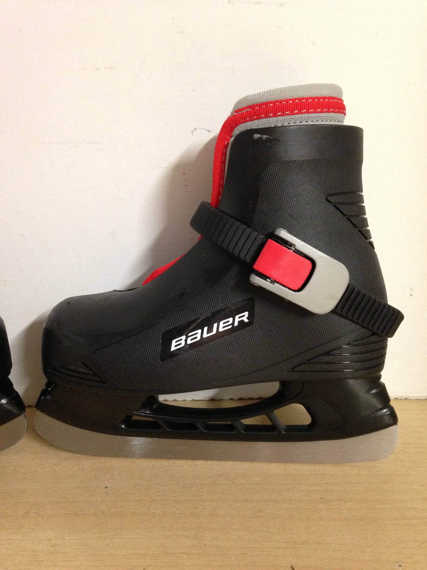 Ice Skates Child Size 8-9 Adjustable Bauer Molded Plastic With Liner Black Red Excellent
