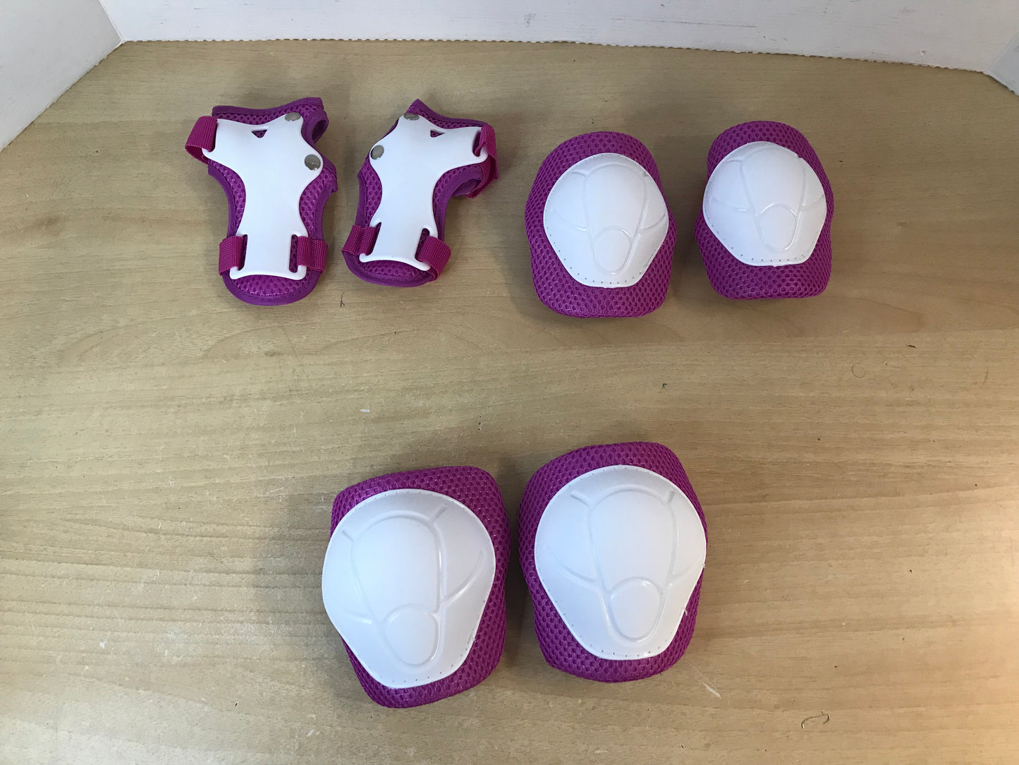 Inline Roller Skates Protective Pads Bike Skateboard Child Size 4-6 6 Pc Elbow  Knee and Wrist White Pink New Demo Model