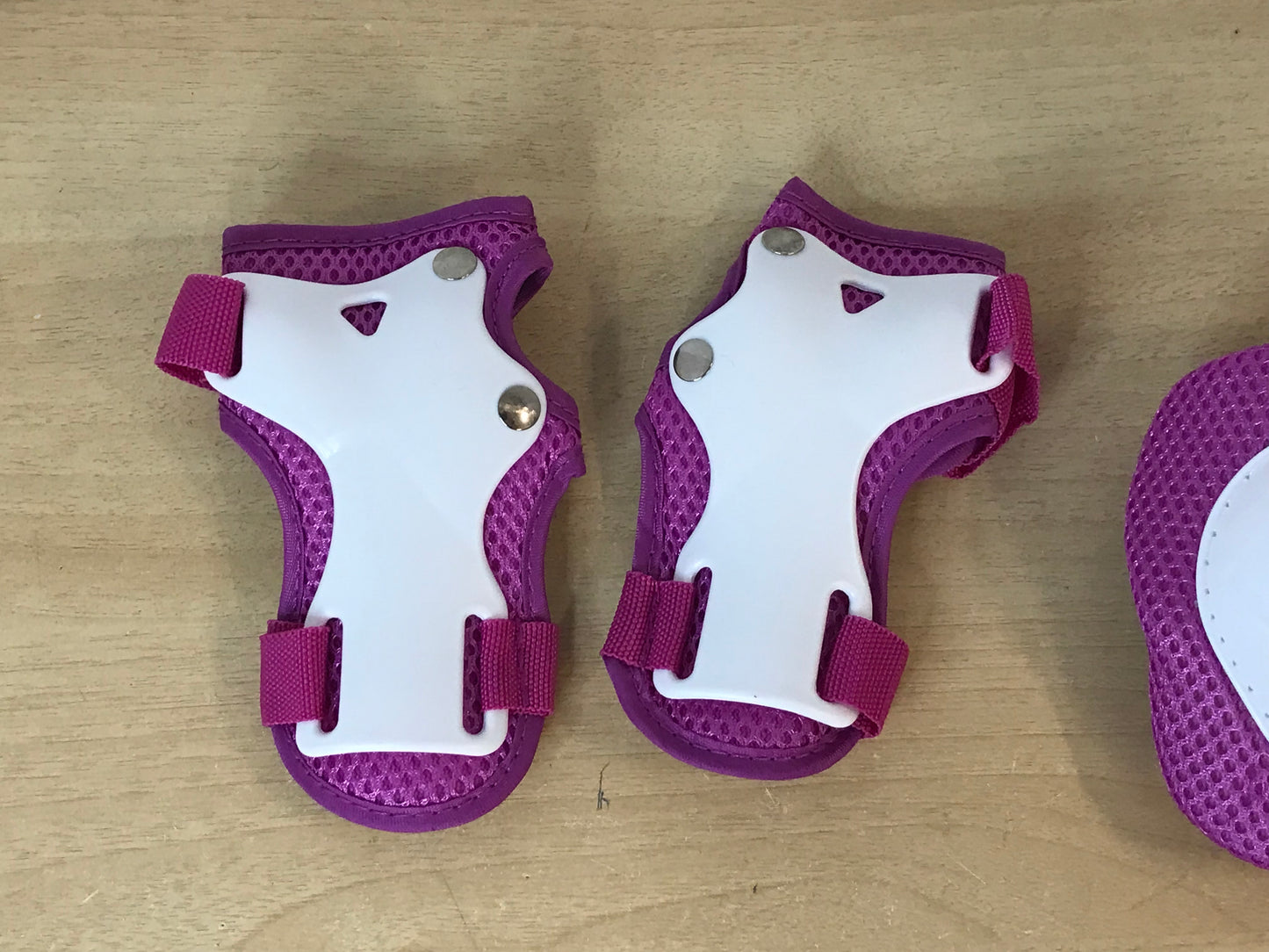 Inline Roller Skates Protective Pads Bike Skateboard Child Size 4-6 6 Pc Elbow  Knee and Wrist White Pink New Demo Model