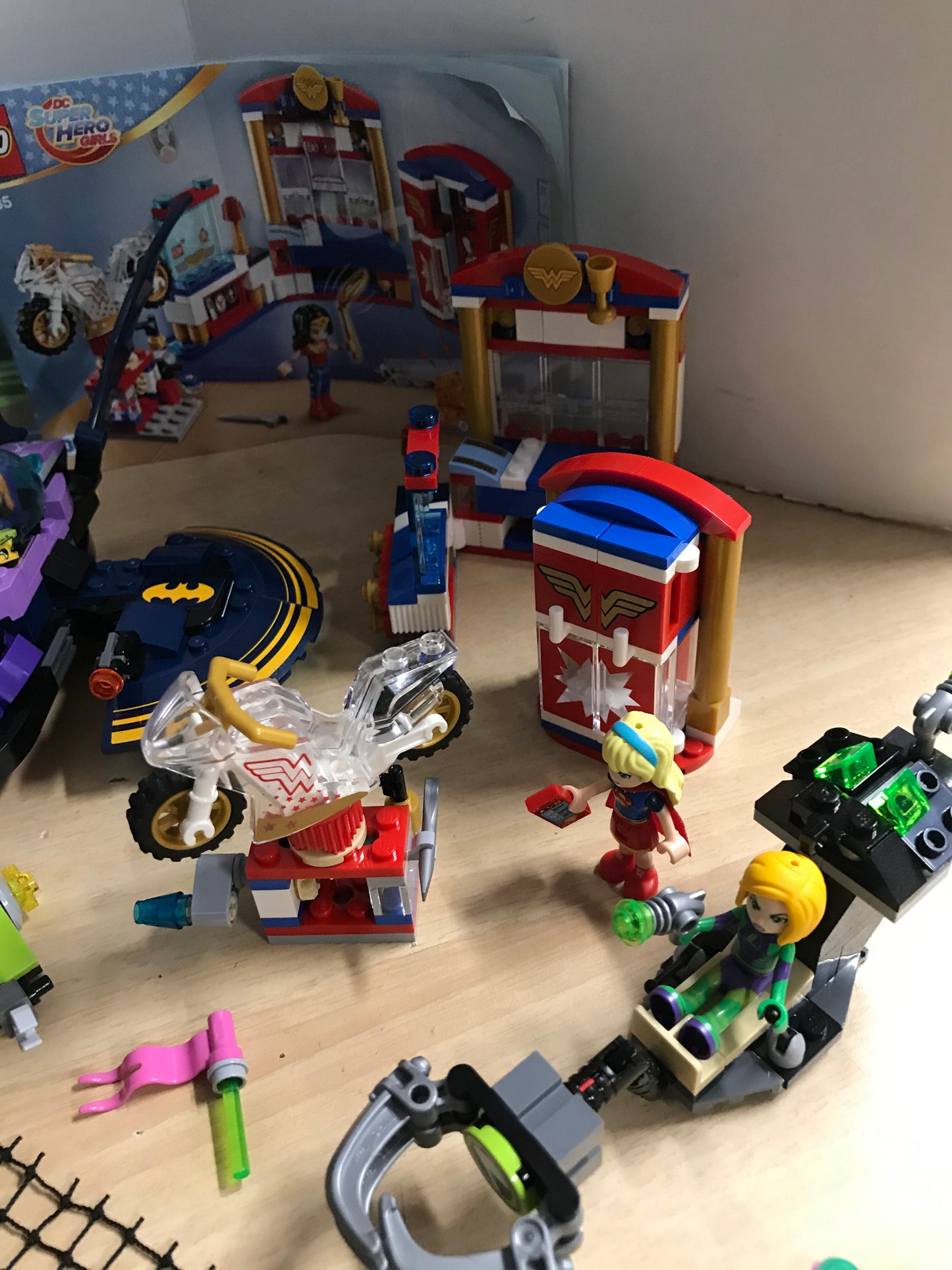 Lego DC Super Hero's Girls High School Wonder Woman Dorm Batgirl Bat Jet Poison Ivy Not Complete Lot