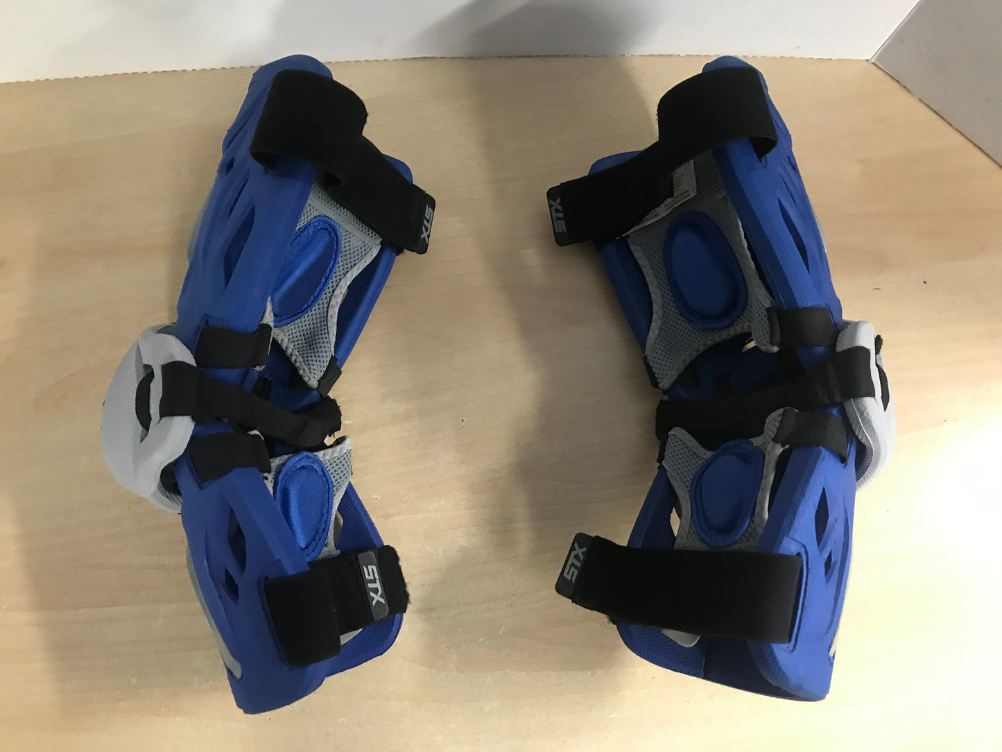 Lacrosse Men's Size Large Elbow Pads STX G2 Polymer Grey Blue New Demo Model