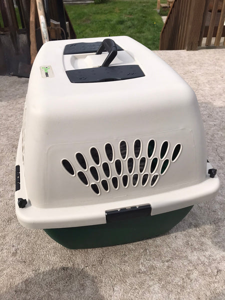 My Little Pet Shop Dog Puppy Cat Kennel Crate 28 inch 20-25 lb Medium Size Pet Ruffmax With All Extra's Feeding Dishes and New Pet Pet.   This was used for 1 hour.  Mint Condition
