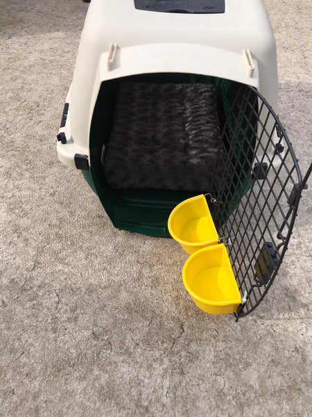 My Little Pet Shop Dog Puppy Cat Kennel Crate 28 inch 20-25 lb Medium Size Pet Ruffmax With All Extra's Feeding Dishes and New Pet Pet.   This was used for 1 hour.  Mint Condition
