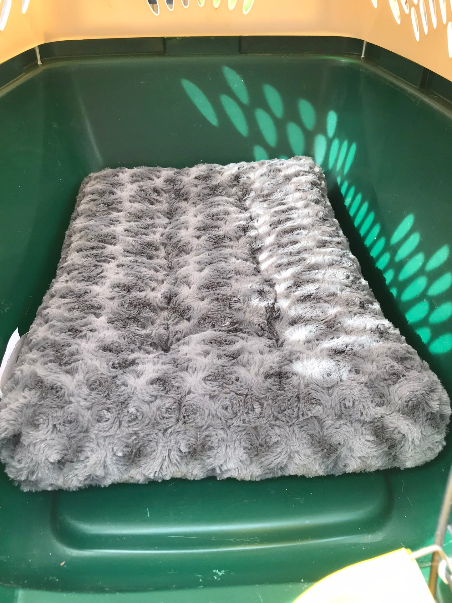 My Little Pet Shop Dog Puppy Cat Kennel Crate 28 inch 20-25 lb Medium Size Pet Ruffmax With All Extra's Feeding Dishes and New Pet Pet.   This was used for 1 hour.  Mint Condition