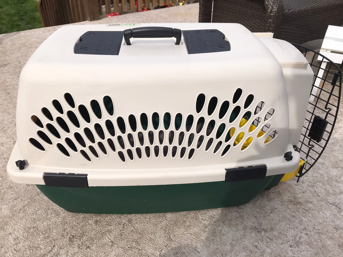 My Little Pet Shop Dog Puppy Cat Kennel Crate 28 inch 20-25 lb Medium Size Pet Ruffmax With All Extra's Feeding Dishes and New Pet Pet.   This was used for 1 hour.  Mint Condition
