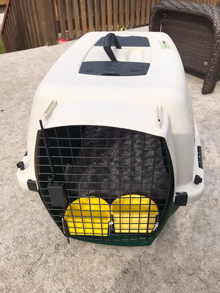 My Little Pet Shop Dog Puppy Cat Kennel Crate 28 inch 20-25 lb Medium Size Pet Ruffmax With All Extra's Feeding Dishes and New Pet Pet.   This was used for 1 hour.  Mint Condition