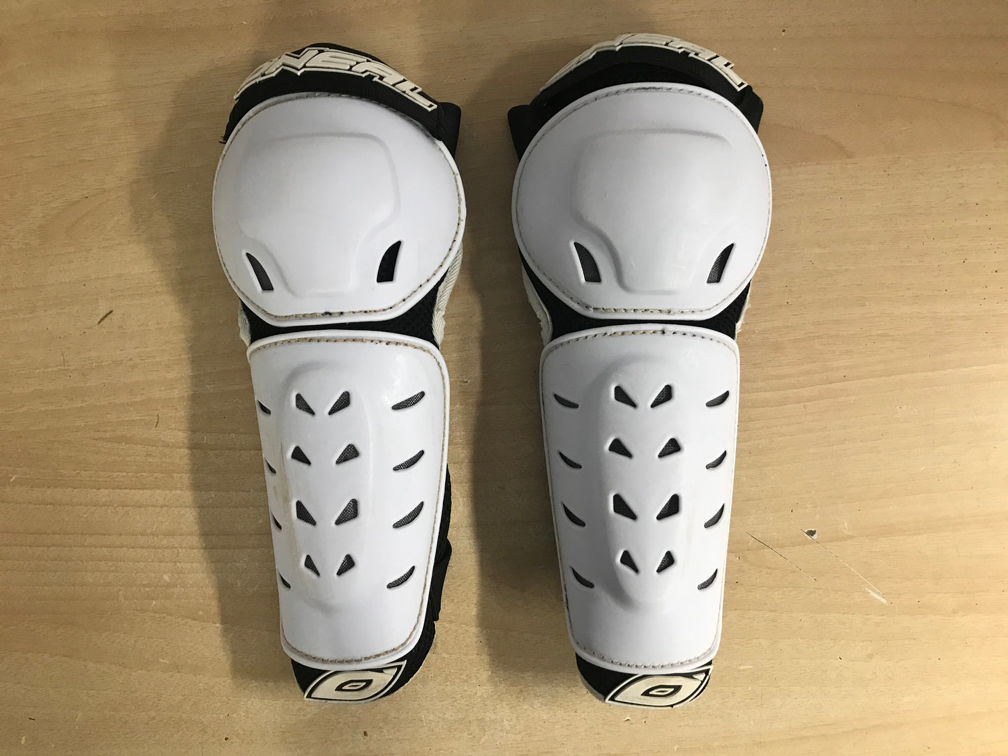 Motocross Dirt Bike Shin Pads Child Size 6-8 Oneill White Black Minor Wear