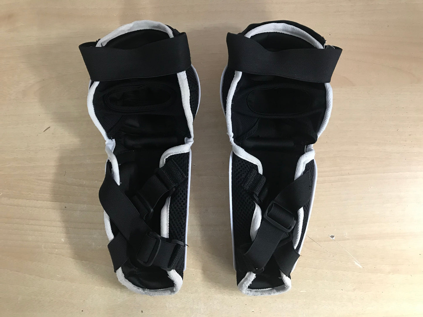 Motocross Dirt Bike Shin Pads Child Size 6-8 Oneill White Black Minor Wear