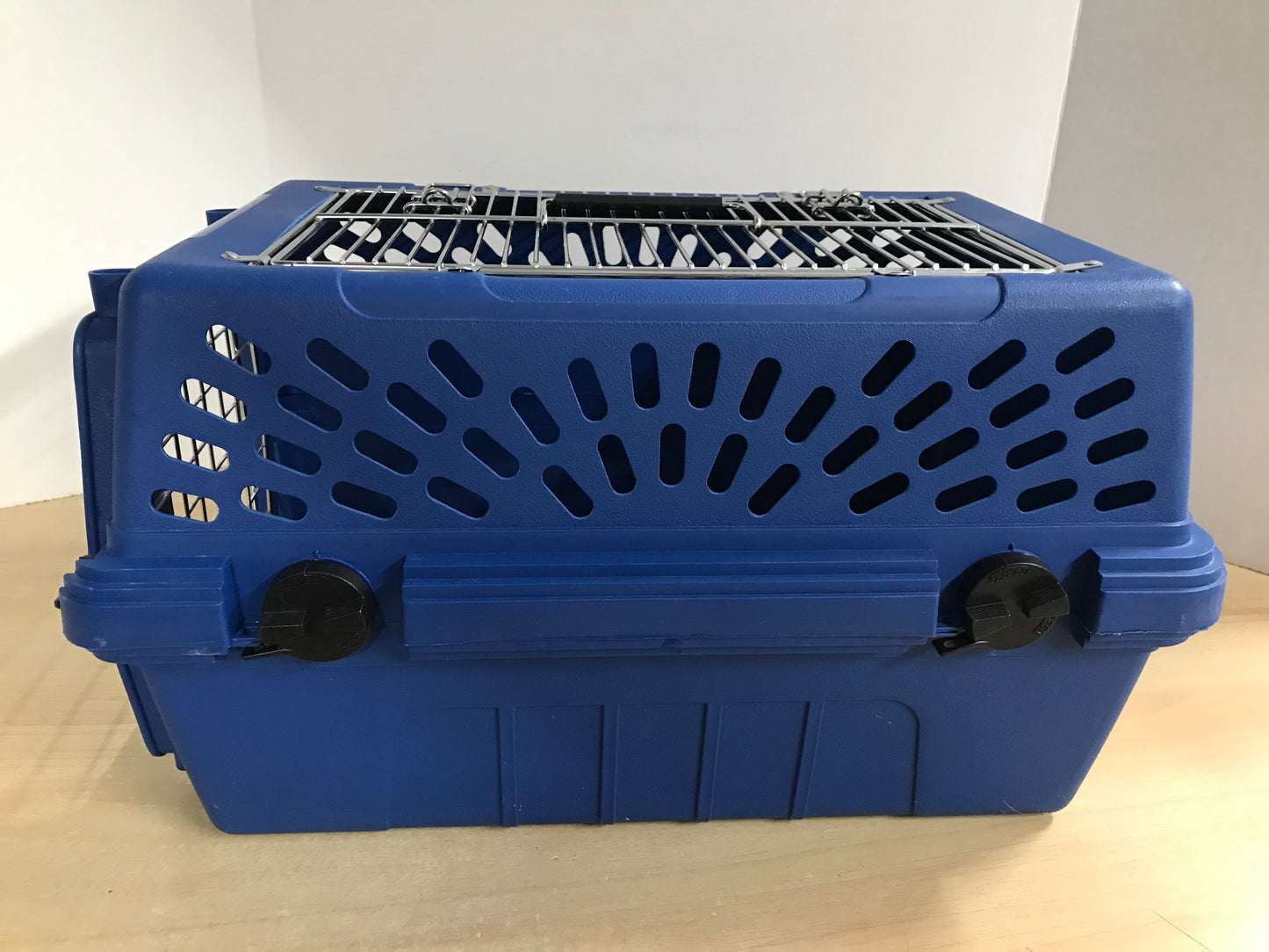 My Little Pet Shop Dog Puppy Cat Kennel Crate 2 Door Deluxe Pet Mate 2 Front and Top Door Fits Up To 12 lb Blue 18x15x12 inch Excellent