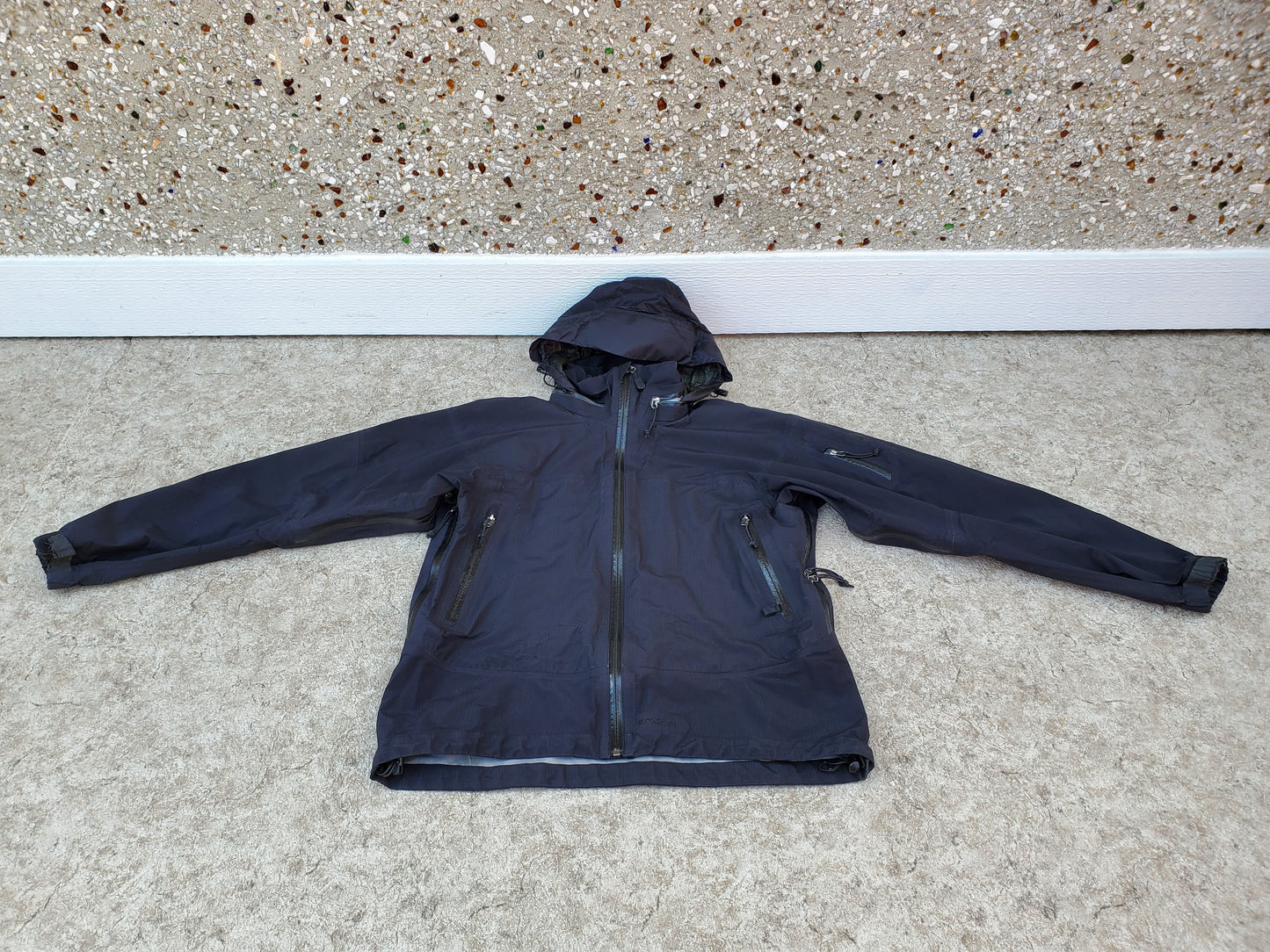 Rain Coat Ladies Size Large MEC Gore-Tex Black Waterproof All Zippers and Seams Sealed
