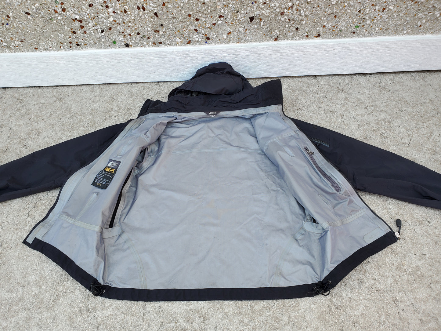 Rain Coat Ladies Size Large MEC Gore-Tex Black Waterproof All Zippers and Seams Sealed