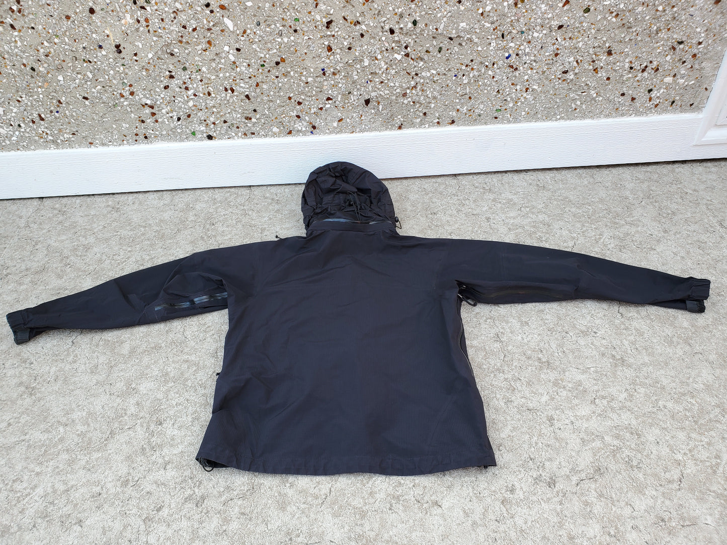 Rain Coat Ladies Size Large MEC Gore-Tex Black Waterproof All Zippers and Seams Sealed