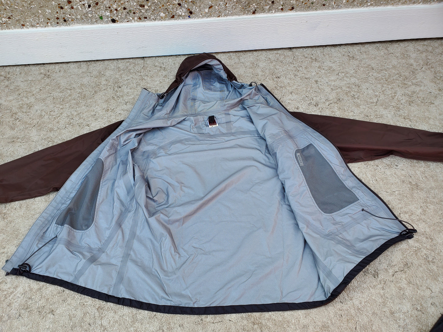 Rain Coat Ladies Size Large Mont Bell Brown Waterproof All Zippers and Seams Sealed New Demo Model