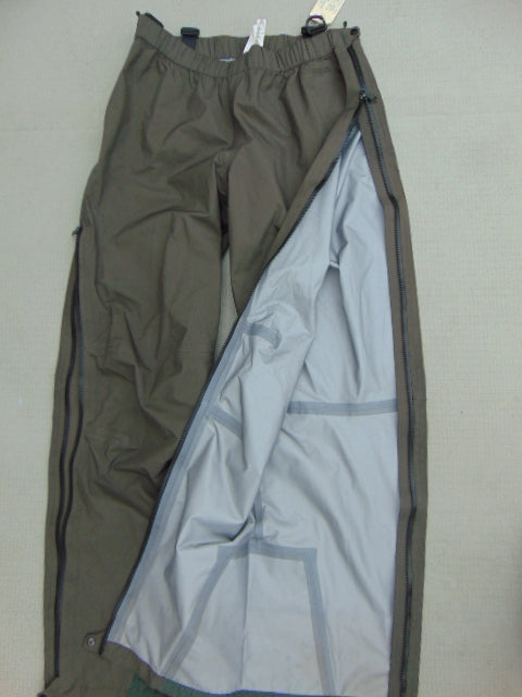 Rain Pants Men's Size Large MEC Waterproof Sealed Seams Full Side Leg Zippers Great For Motorcycle or Bike