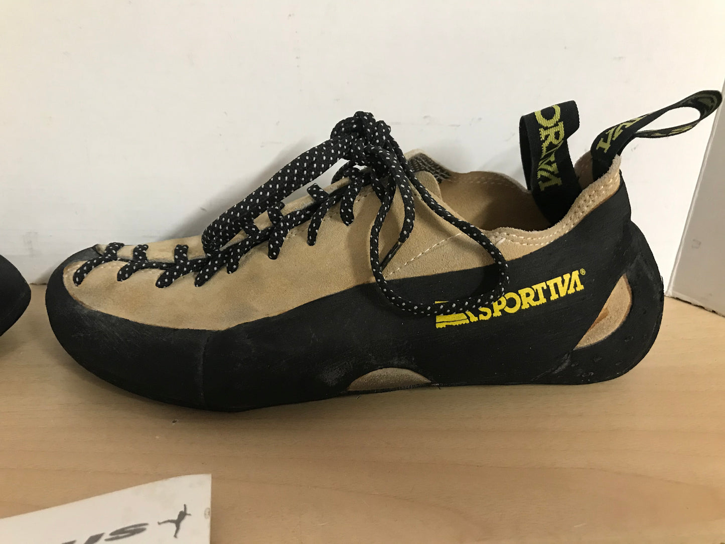 Rock Climbing Shoes Ladies Size 8.5 LaSportiva Excellent With New Bag Chalk