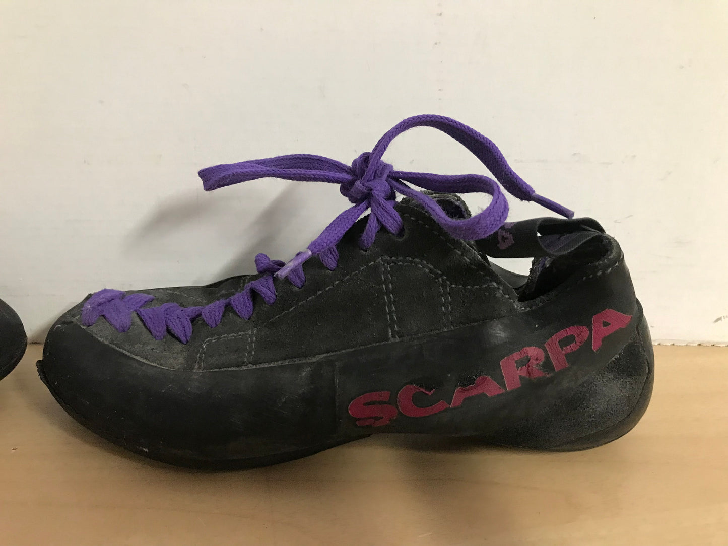 Rock Climbinging Shoes Child Size 5 Scarpa Leather Black Purple